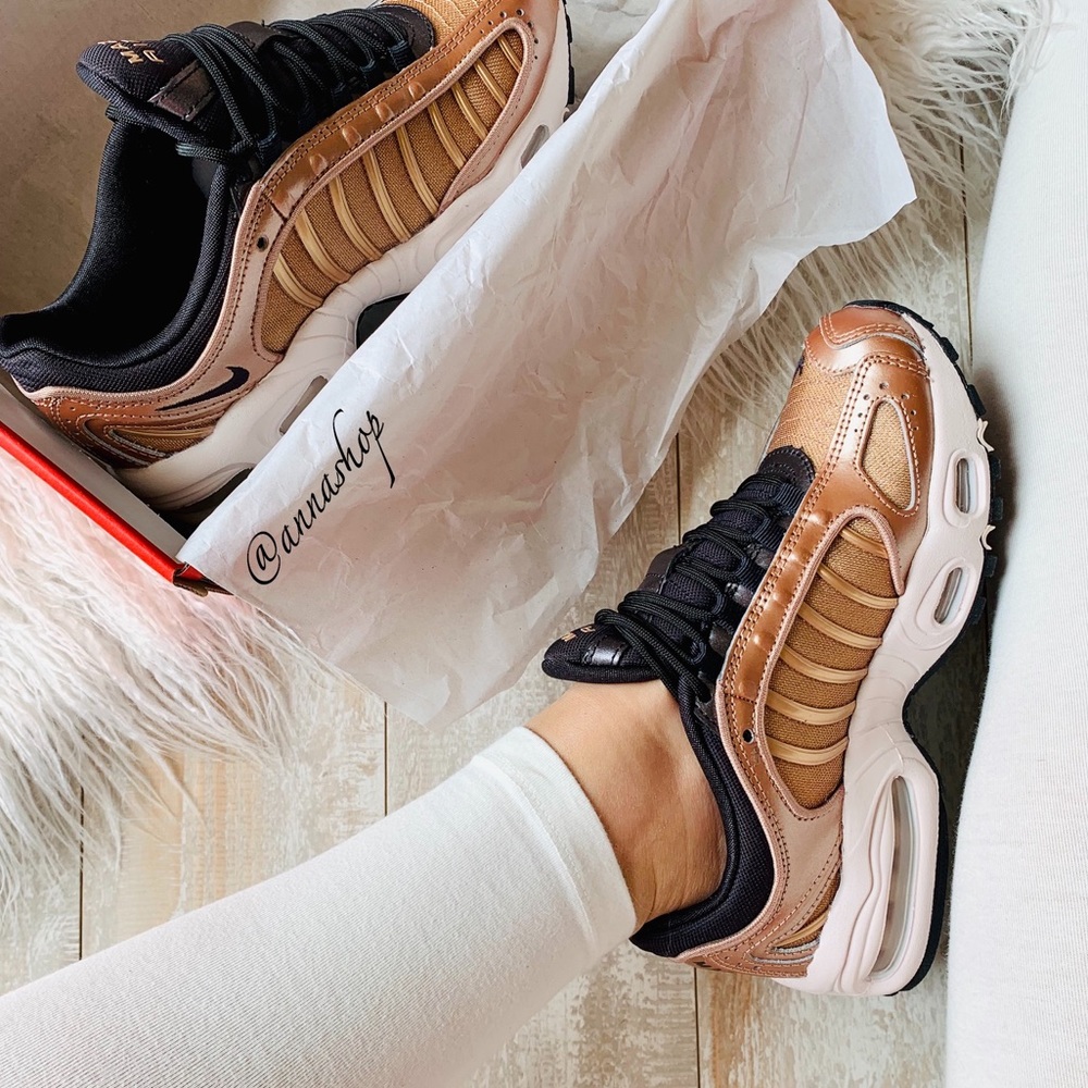 NWT Nike air Max tailwind rose gold